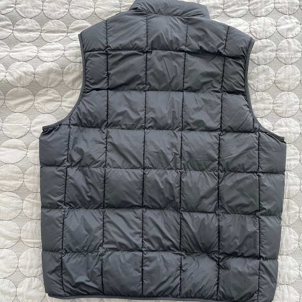 Uniqlo Men's Dark Gray Quilted Puffer Vest - Picture 6 of 9